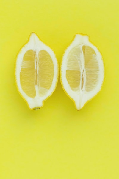 黄色表面3片柠檬片